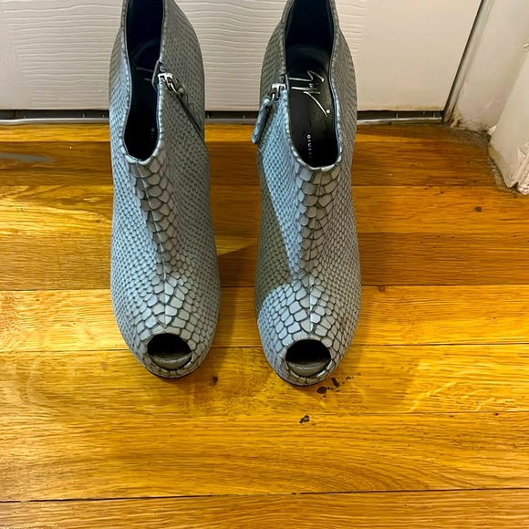 Vero Cuoio Shoes - Couture. Gray suede like snake print high heel bootie. Size 42, 6” Italian made.